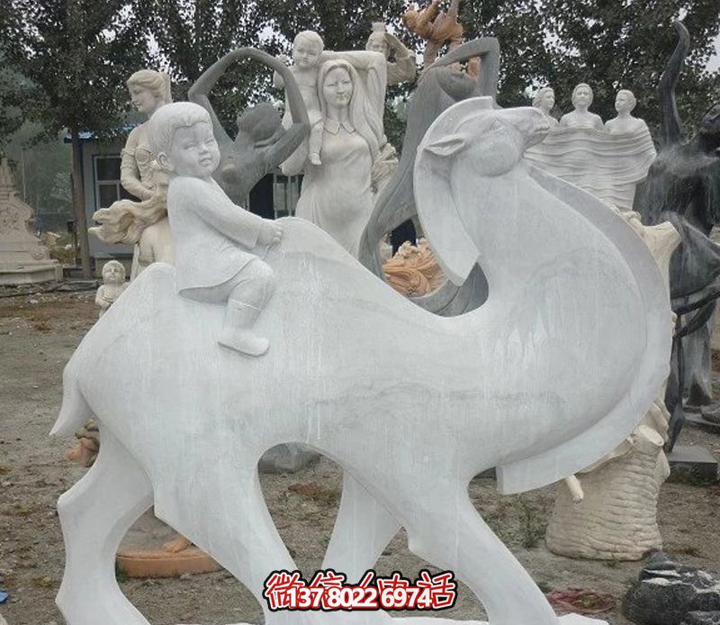 漢白玉駱駝雕塑，點綴公園里的抽象風情