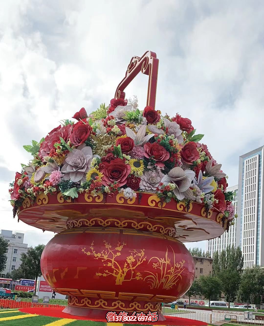 現(xiàn)代五彩花籃，給城市廣場(chǎng)帶來(lái)活力