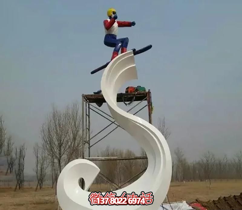 彩繪不銹鋼雕塑，把滑雪運(yùn)動(dòng)主題人物雕刻到廣場(chǎng)上