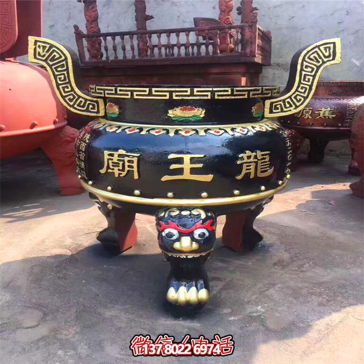 精美彩繪金漆圓形香爐，為寺廟添彩