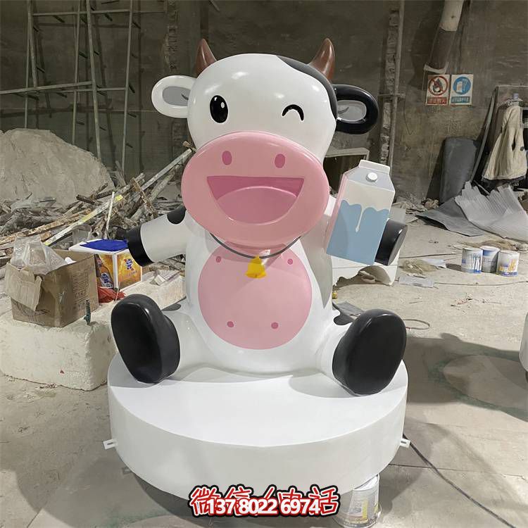 玻璃鋼雕塑，營造優(yōu)雅卡通奶牛公仔氣氛