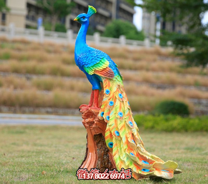玻璃鋼孔雀雕塑，點綴公園草坪