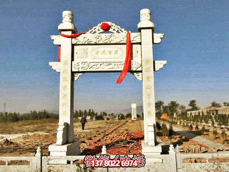 花崗巖簡易牌坊，擺放石墓地