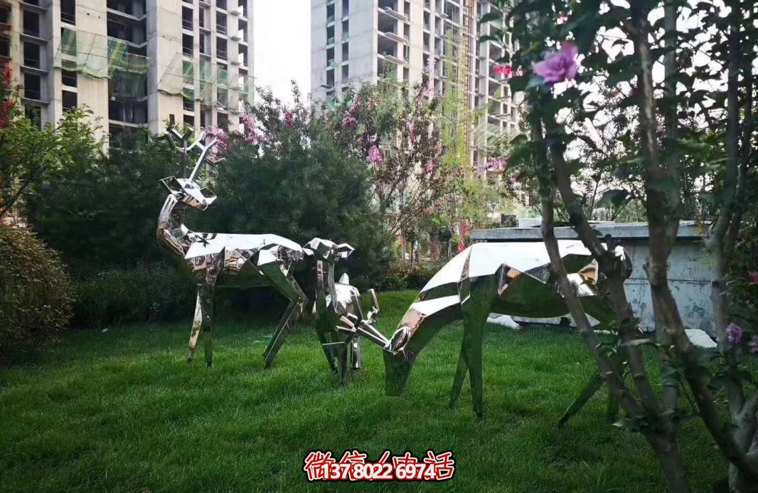 不銹鋼梅花鹿雕塑，讓公園草坪更美麗