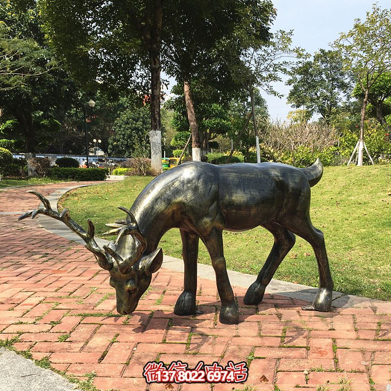 精美鹿雕塑，在公園里覓食的活力象征