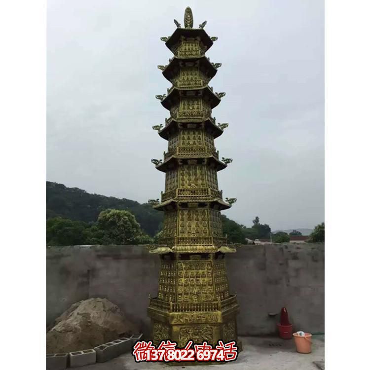 欣賞傳統(tǒng)文化，體驗多層銅雕香爐的大型景區(qū)