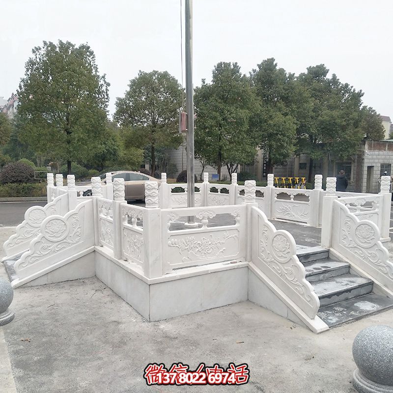 升旗臺石雕——精雕細琢，點綴校園風采