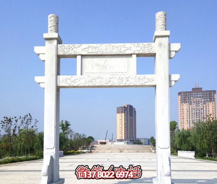 簡易大理石牌樓，為公園廣場擺放單門