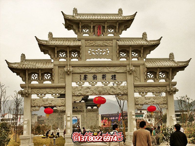 鏤空三門牌坊，點綴城市廣場