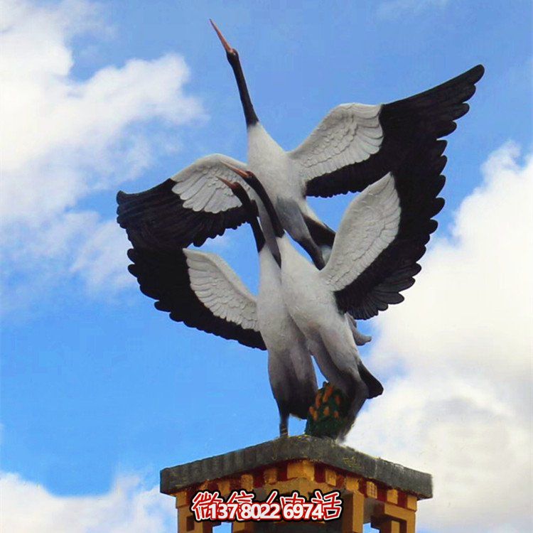 大型玻璃鋼仿真仙鶴雕塑，為公園廣場(chǎng)擺放