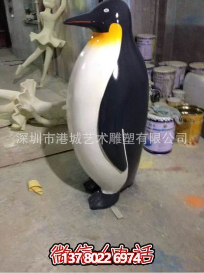 室內(nèi)玻璃鋼獨自等待的童趣可愛企鵝雕塑