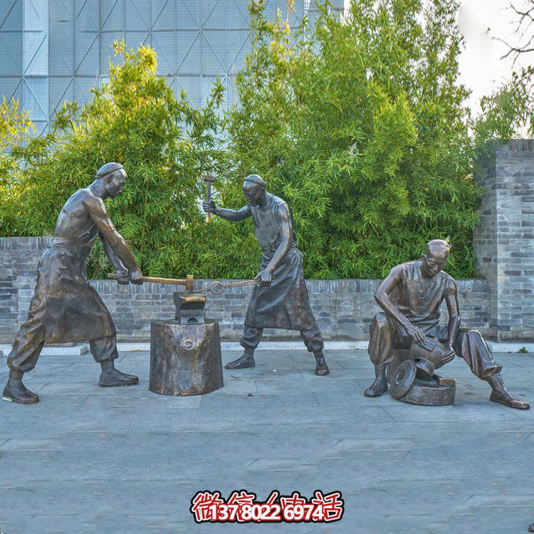打鐵場(chǎng)景人物銅雕，鑄銅鑄造民俗生活人物情景雕塑