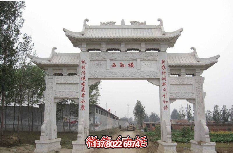 村口擺放三門(mén)雕刻雙龍戲珠牌坊石雕