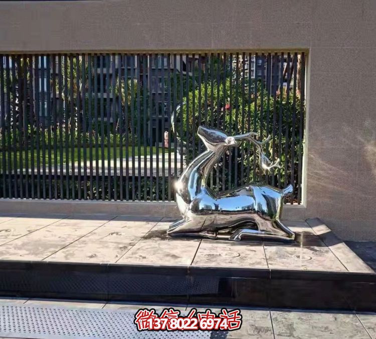 抬頭跪地鹿雕塑，地產(chǎn)售樓部鏡面不銹鋼鹿動物擺件
