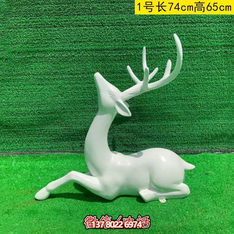 白色的梅花鹿，臥姿，仰頭，可上色